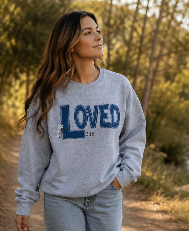 Sudadera bordada "Amado" cristiana | Juan 3:16 | Aplicación de mezclilla con borde deshilachado | Regalo de fe