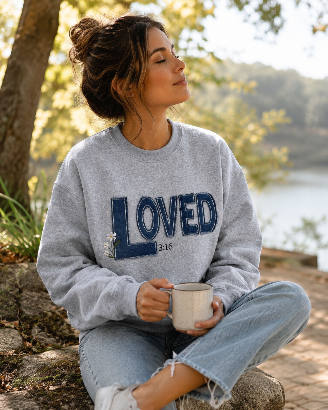 Sudadera bordada "Amado" cristiana | Juan 3:16 | Aplicación de mezclilla con borde deshilachado | Regalo de fe