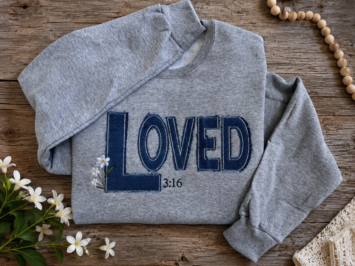 Sudadera bordada "Amado" cristiana | Juan 3:16 | Aplicación de mezclilla con borde deshilachado | Regalo de fe