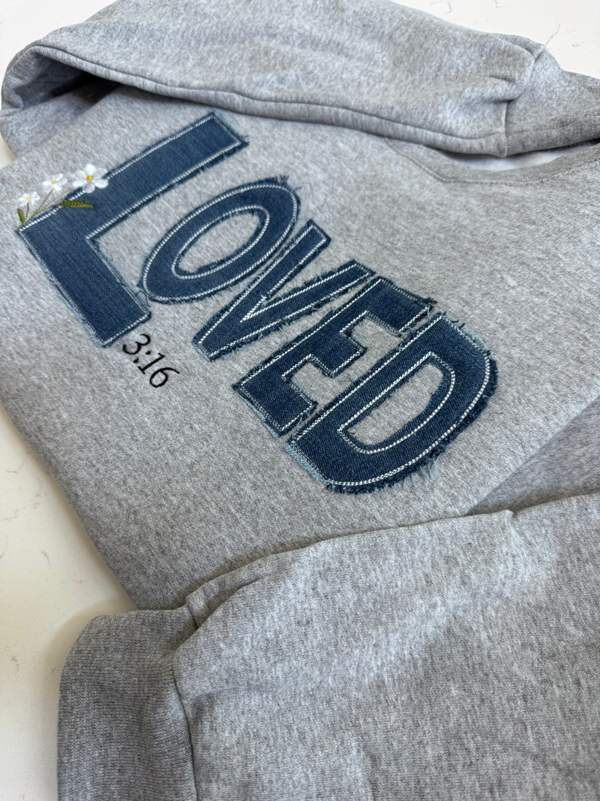 Sudadera bordada "Amado" cristiana | Juan 3:16 | Aplicación de mezclilla con borde deshilachado | Regalo de fe