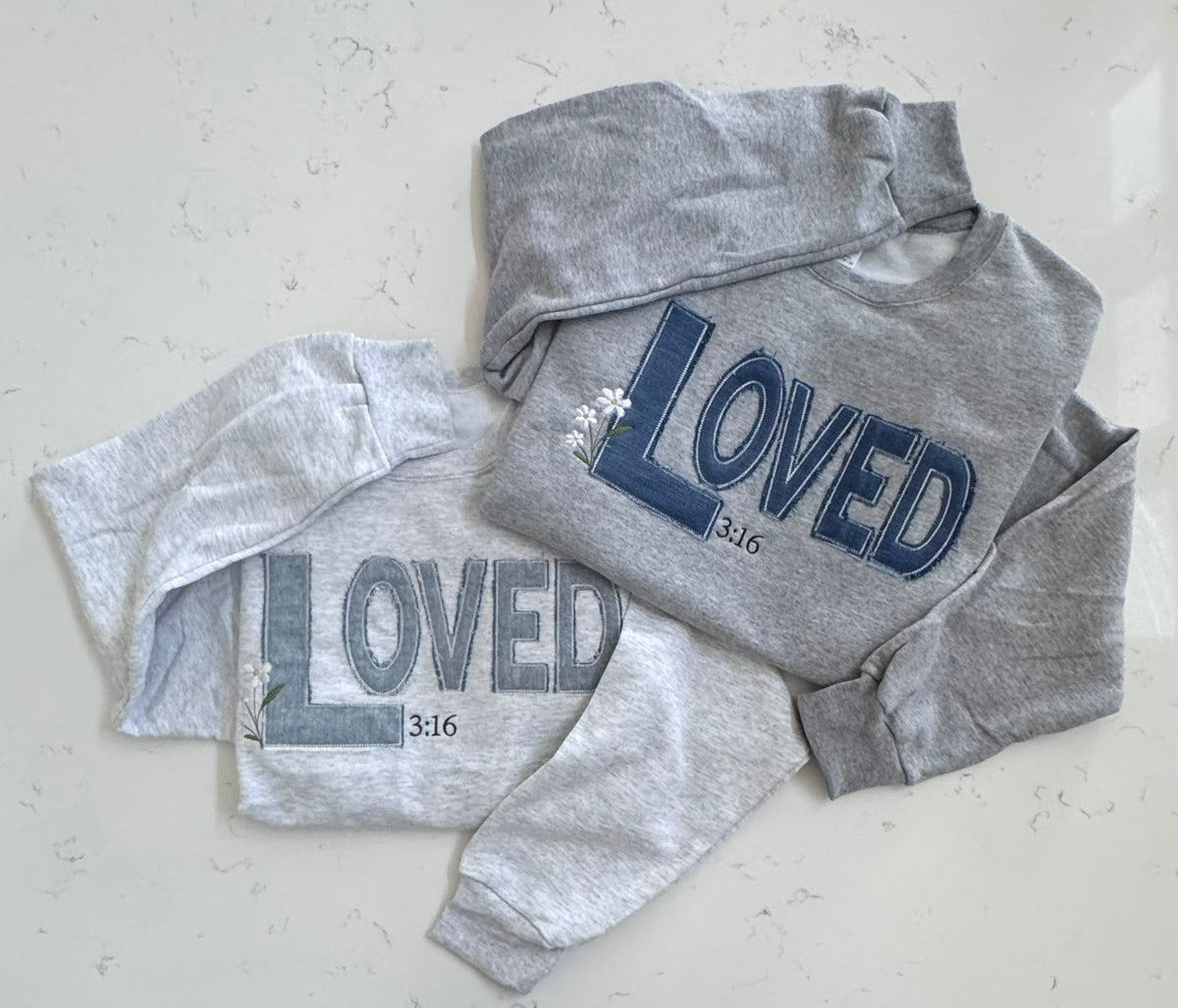 Sudadera bordada "Amado" cristiana | Juan 3:16 | Aplicación de mezclilla con borde deshilachado | Regalo de fe