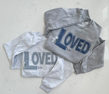 Sudadera bordada "Amado" cristiana | Juan 3:16 | Aplicación de mezclilla con borde deshilachado | Regalo de fe