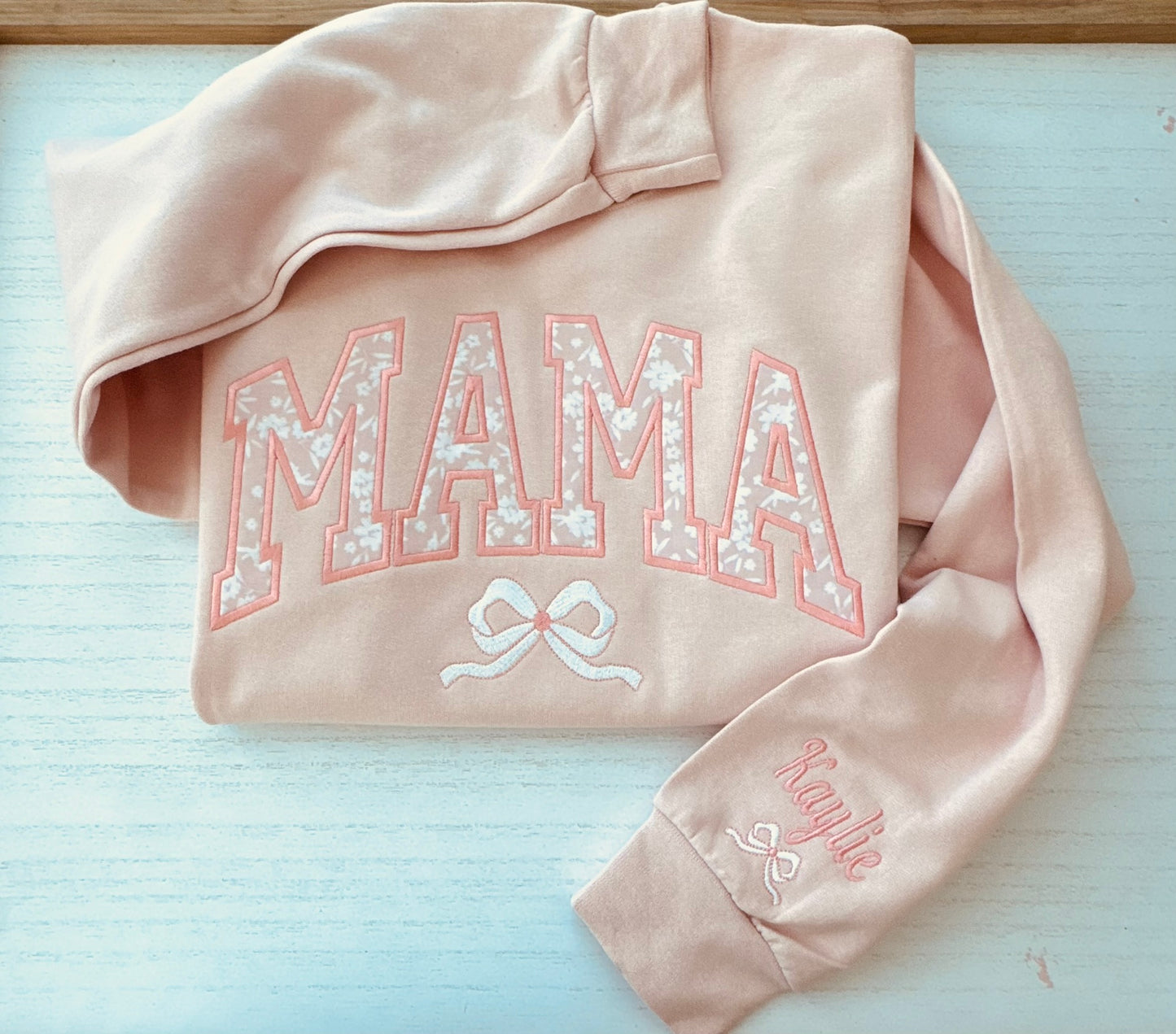 Sudadera bordada personalizada para mamá | Aplique floral de durazno | Manga con nombre personalizado