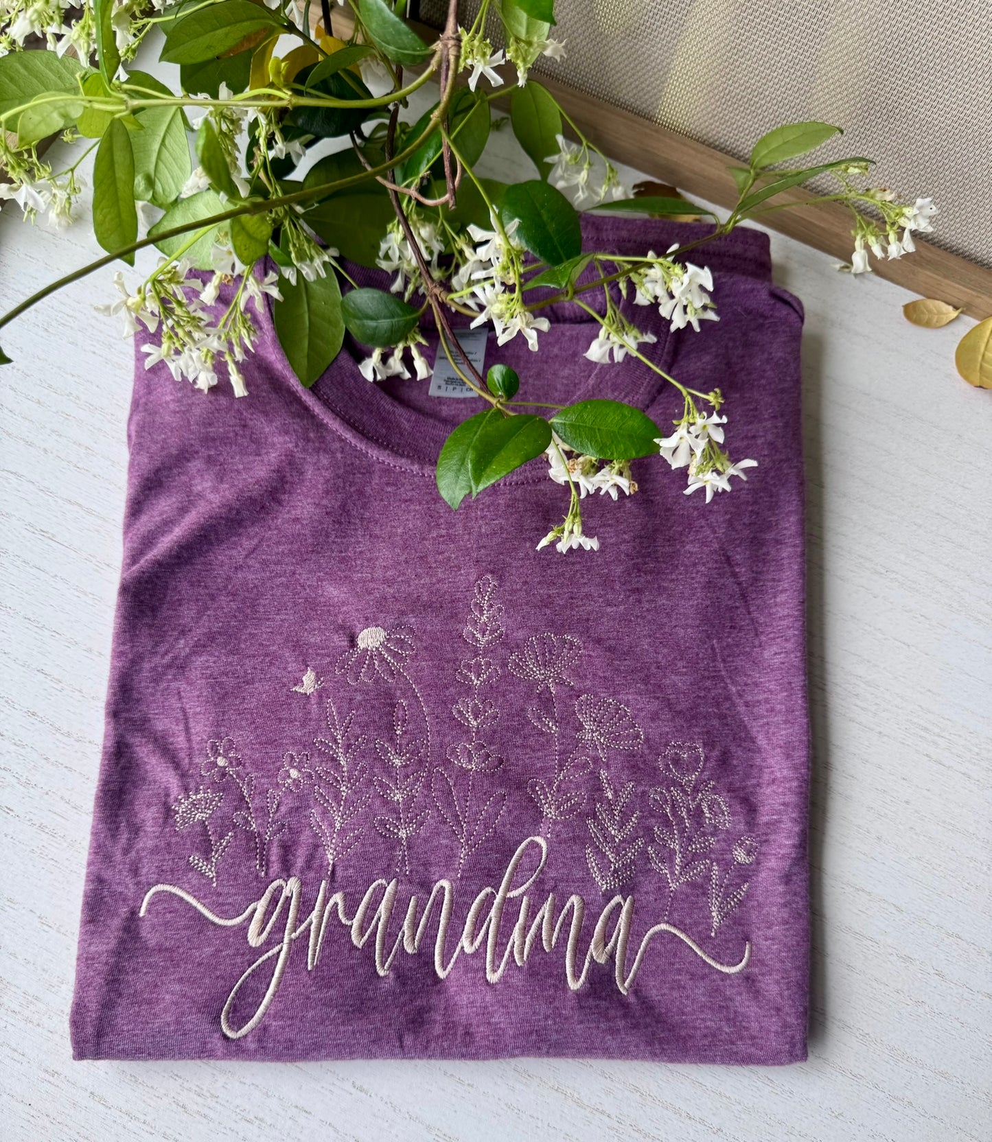 Camiseta personalizada con el título — Camisa bordada para abuela