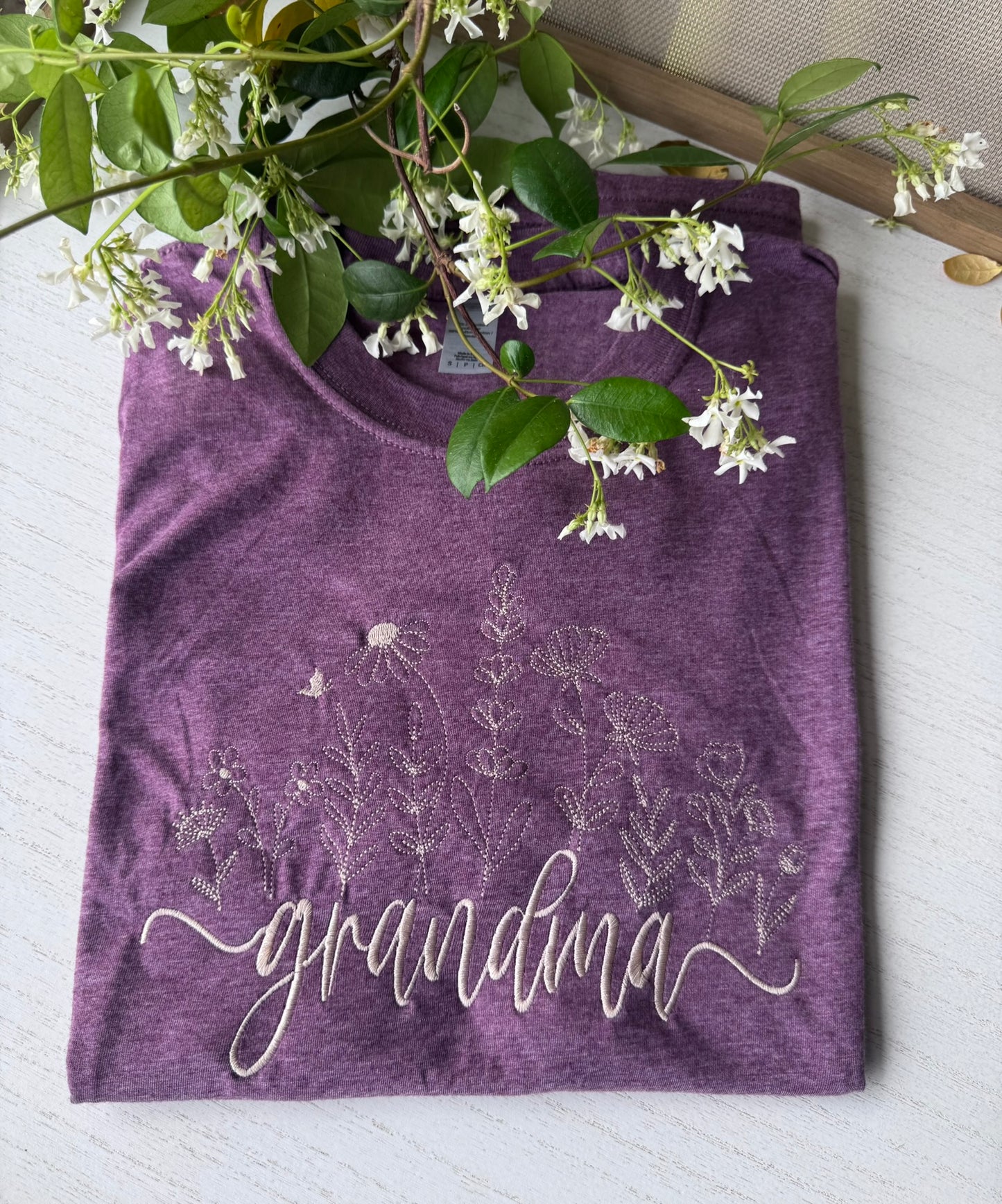 Camiseta personalizada con el título — Camisa bordada para abuela