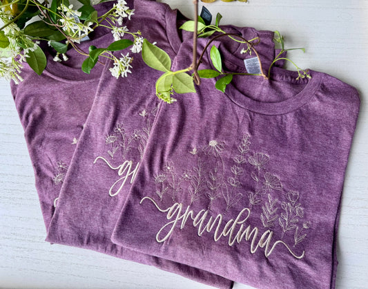 Camiseta personalizada con el título — Camisa bordada para abuela