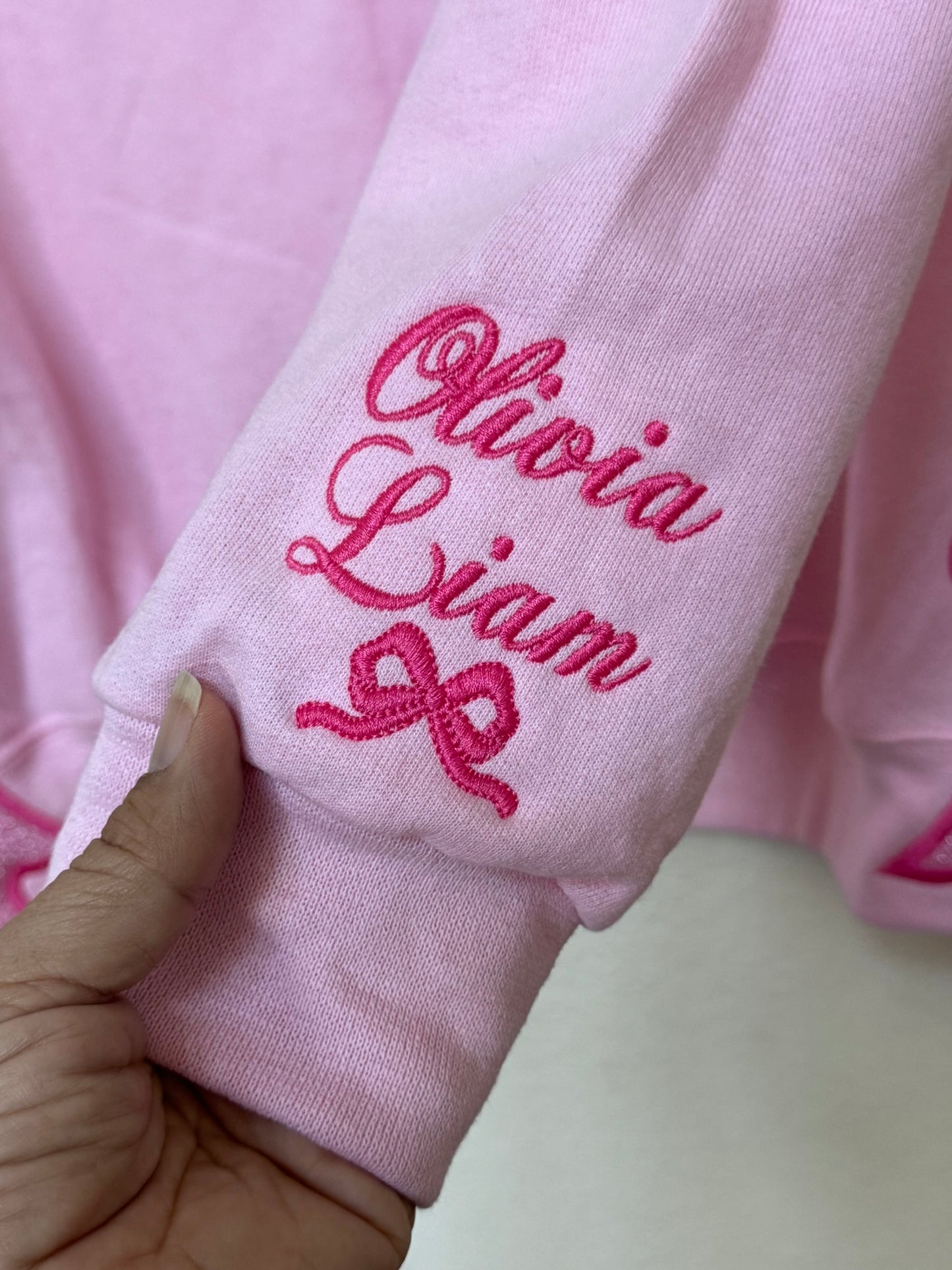 Sudadera bordada de lazo "Mamá" | Nombres personalizados de niños en la manga