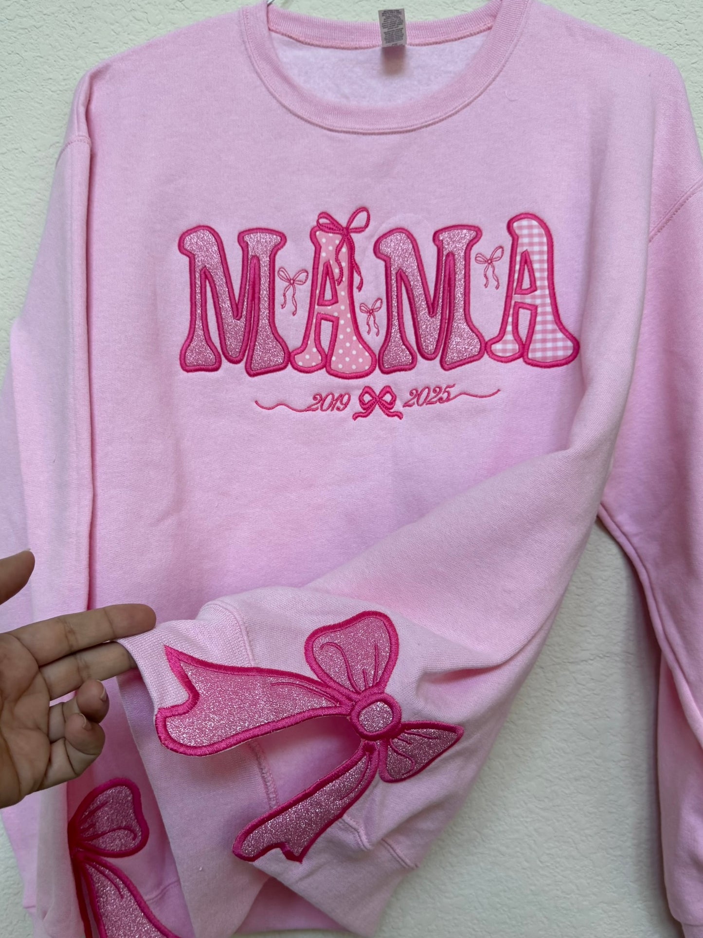 Sudadera bordada de lazo "Mamá" | Nombres personalizados de niños en la manga