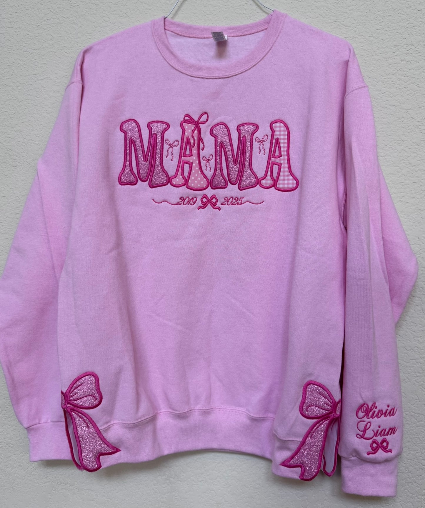 Sudadera bordada de lazo "Mamá" | Nombres personalizados de niños en la manga