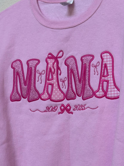 Sudadera bordada de lazo "Mamá" | Nombres personalizados de niños en la manga