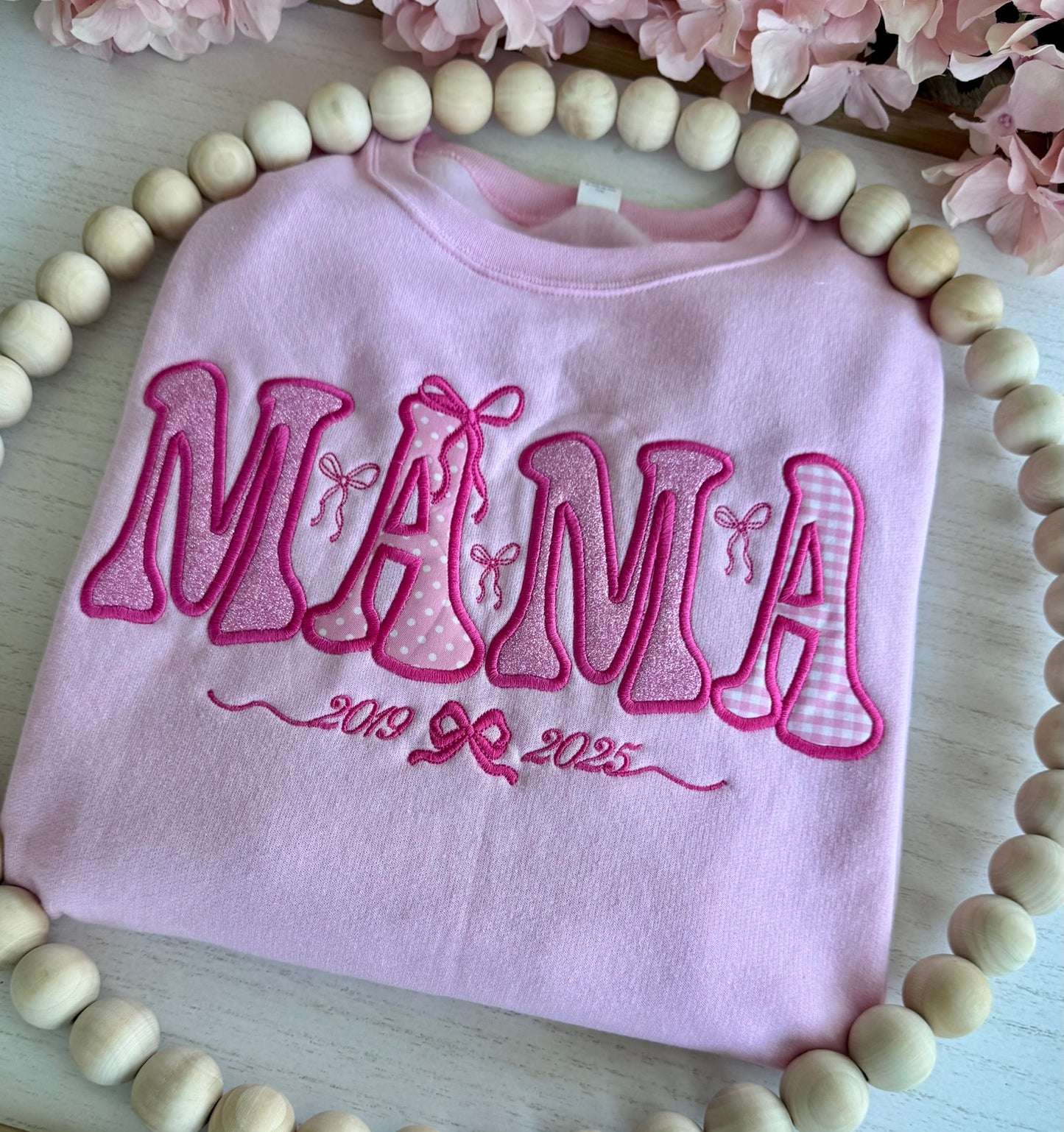 Sudadera bordada de lazo "Mamá" | Nombres personalizados de niños en la manga