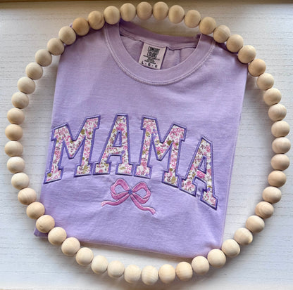 Camiseta con bordado de lazo floral "Mama" | Título personalizado | Comfort Colors