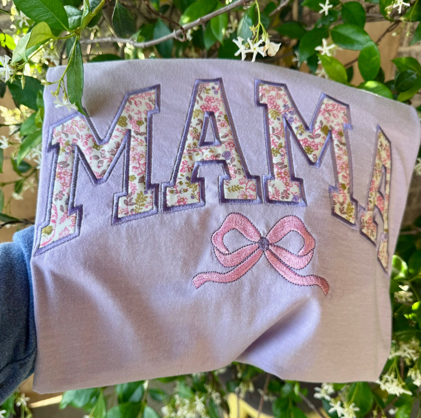 Camiseta con bordado de lazo floral "Mama" | Título personalizado | Comfort Colors
