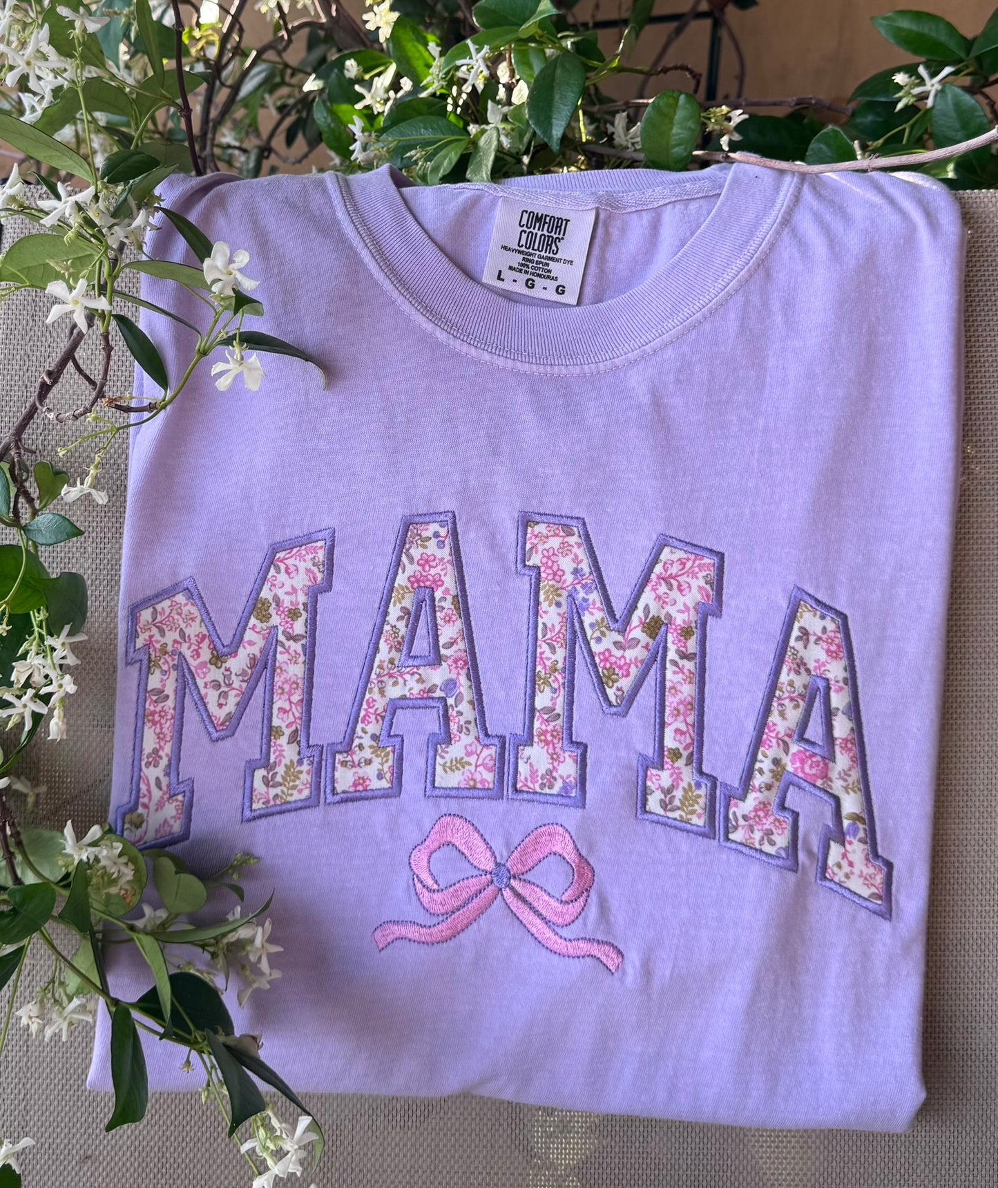 Camiseta con bordado de lazo floral "Mama" | Título personalizado | Comfort Colors