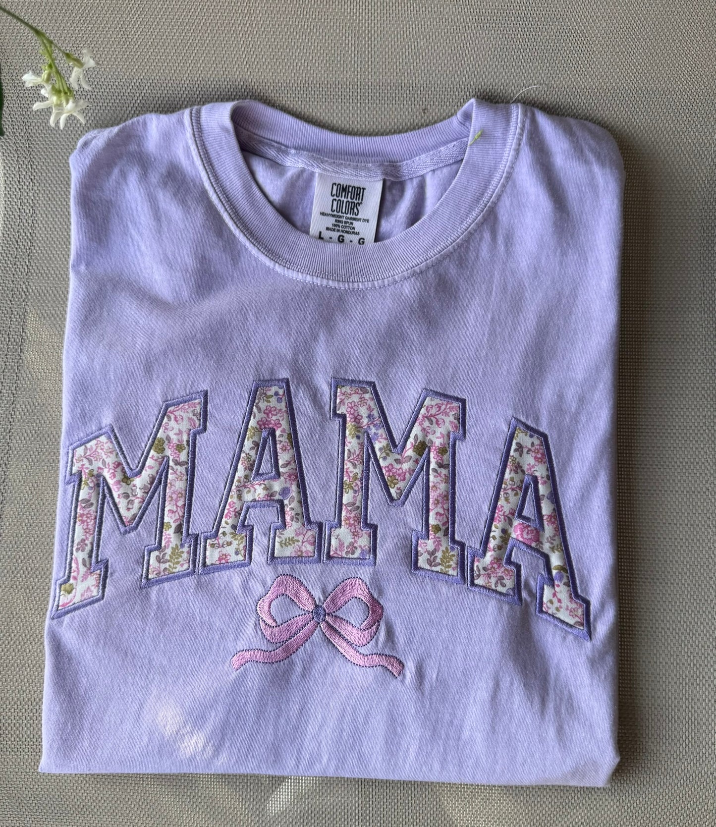 Camiseta con bordado de lazo floral "Mama" | Título personalizado | Comfort Colors