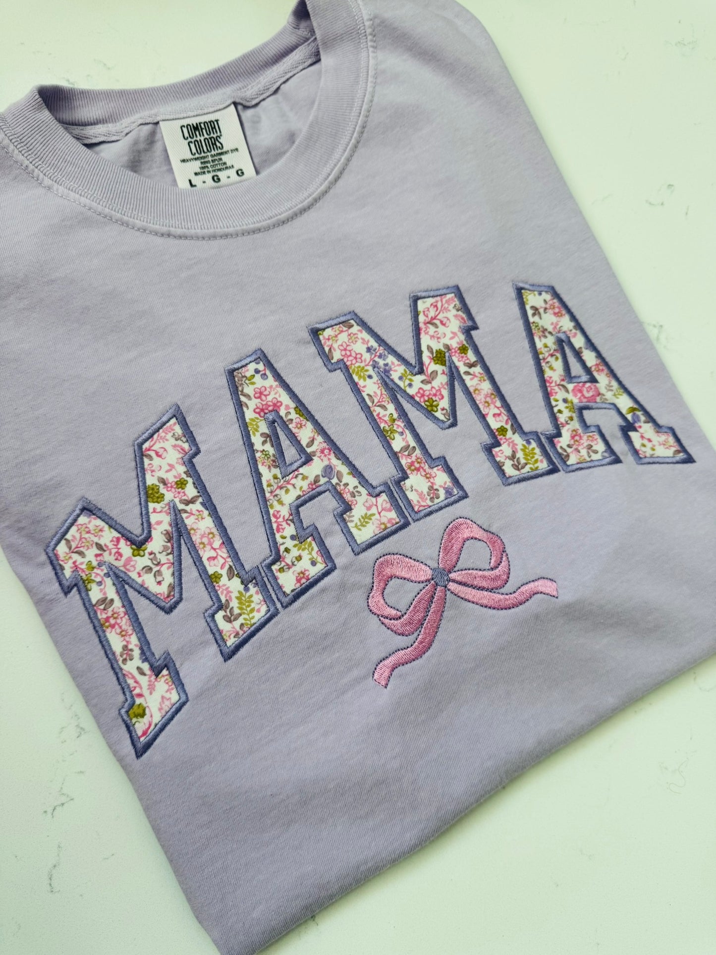 Camiseta con bordado de lazo floral "Mama" | Título personalizado | Comfort Colors