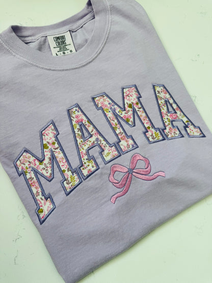 Camiseta con bordado de lazo floral "Mama" | Título personalizado | Comfort Colors