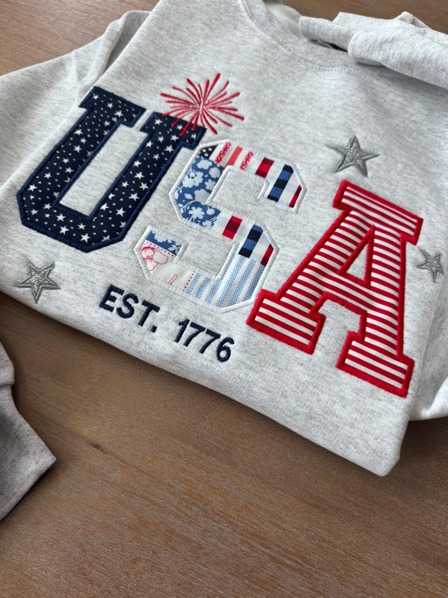Sudadera bordada USA Est. 1776 | Cuello redondo patriótico con apliques florales | 4 de Julio
