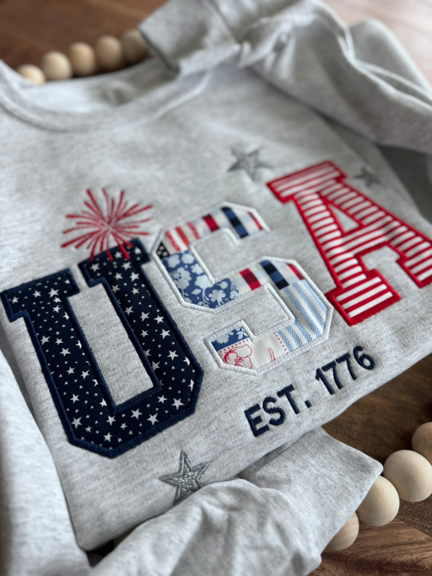 Sudadera bordada USA Est. 1776 | Cuello redondo patriótico con apliques florales | 4 de Julio