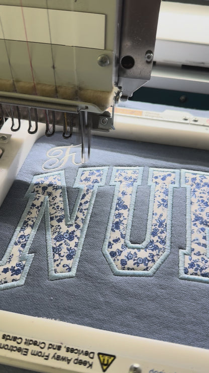 Sudadera bordada de futura enfermera | Aplicación floral estilo universitario | Regalo para estudiante de enfermería