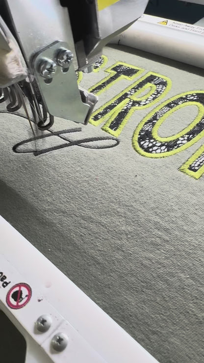 Camisa bordada "Más Fuerte que la Tormenta" | Aplicaciones de encaje | Ropa de fe para mujer