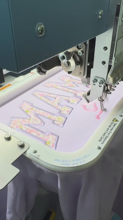 Camiseta con bordado de lazo floral "Mama" | Título personalizado | Comfort Colors