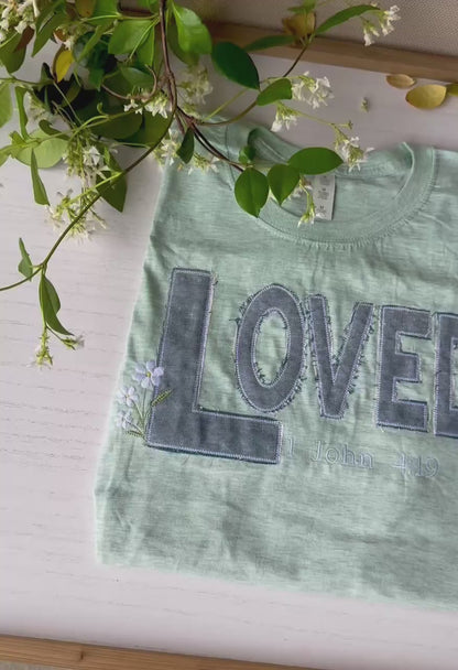 ME ENCANTÓ — Camiseta de mezclilla con apliques Heather Mint. Inspirado en Juan 4:19